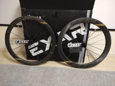 MAGENE EXAR ULTRA DB508 のホイール本体の写真です。ハブ部分にEXARのロゴの入ったカードがついています。