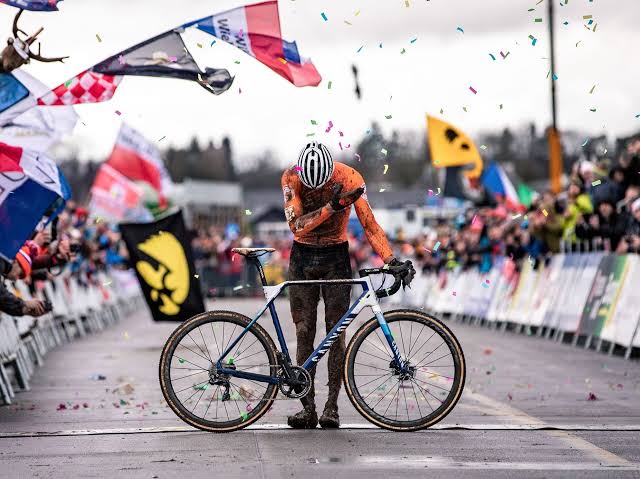 マチュー・ファンデルプールが世界選手権で勝利したときの写真、ゴールラインを過ぎてバイクを見せつつお辞儀をしています。