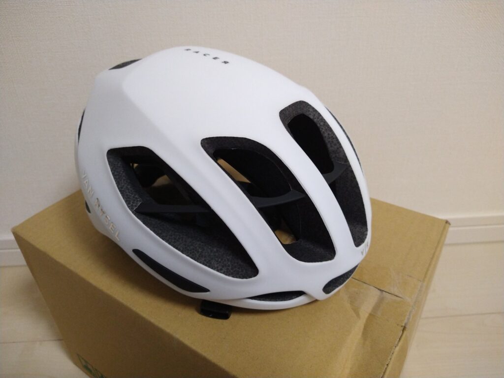 てっぺんに「RACER」
