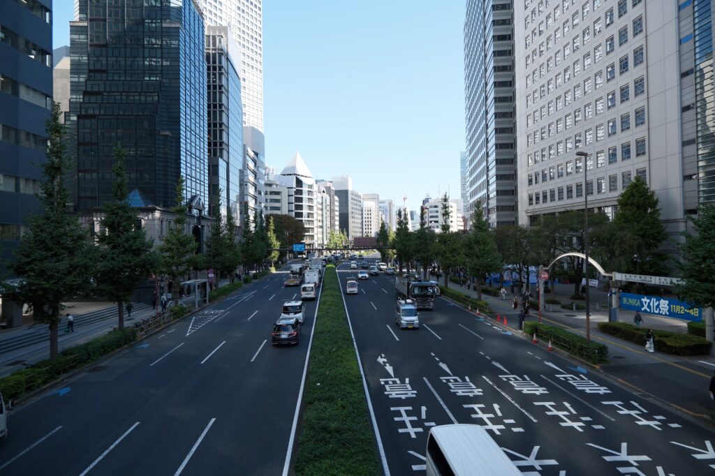 イチョウ並木が続く幹線道路とビル群